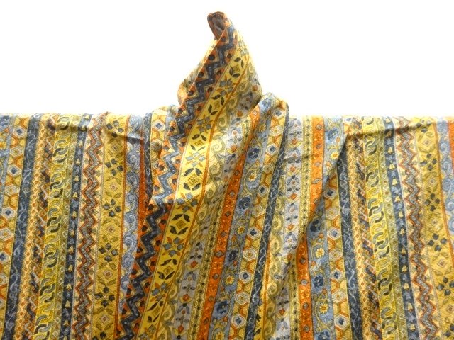  縞に花・古典柄模様小紋着物